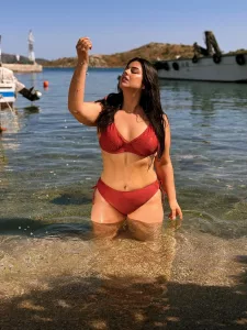 Plus size μπικίνι με τρίγωνο σουτιέν και σλιπ με ρυθμιζόμενα πλαϊνά
