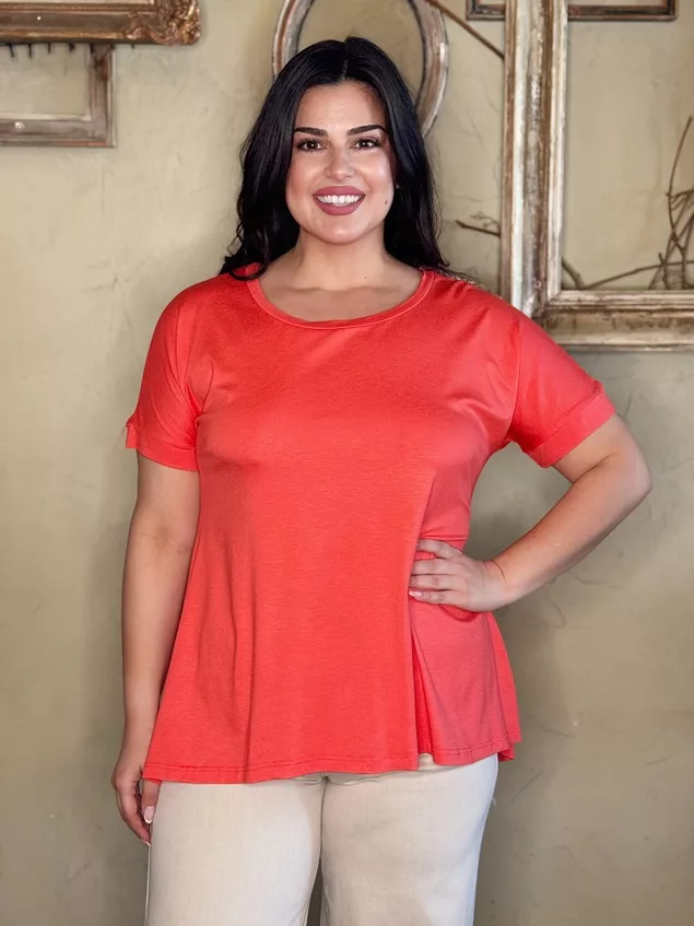 Γυναικεία μονόχρωμη μπλούζα Plus Size με λαιμόκοψη και ασύμμετρο πίσω τελείωμα, σε άνετη γραμμή.